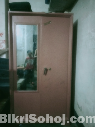 স্টিলের আলমারি